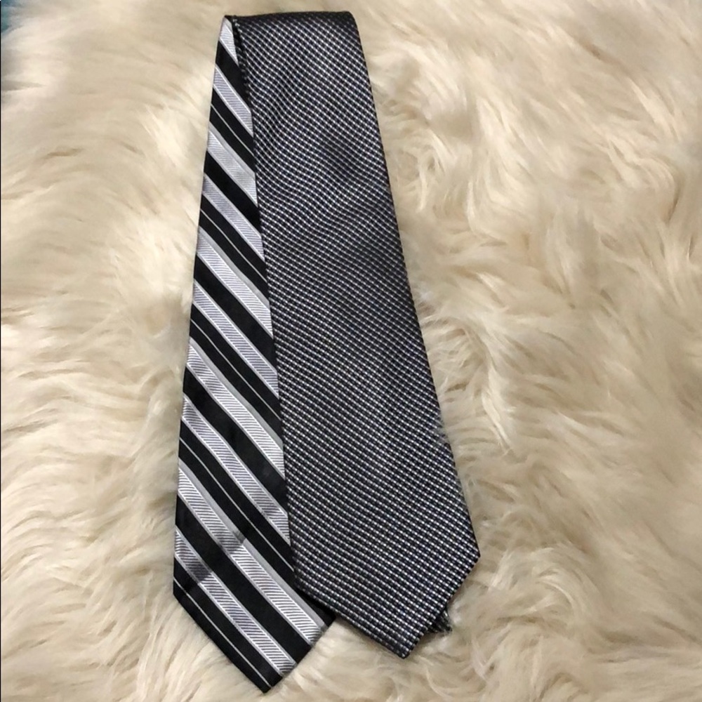 Black/gray neck tie.